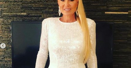 LEPA BRENA NASTUPILA U BUDVI U PREKRATKOJ HALJINI, PA PUBLICI POKAZALA PREVIŠE! FOTO