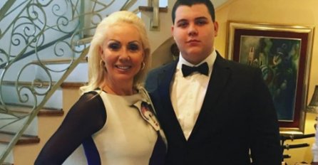 HIT KOMENTAR: Viktor se slikao pored metalnog buldoga, a onda je uslijedio komentar mame Brene (FOTO)