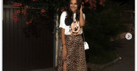 Džejla Ramović oduševila stajlingom! Haljina sa dubokim izrezom po uzoru na slavnu Jennifer Lopez! Nikad bolje nije izgledala! Ova mlada pjevačica izrasta u zgodnu djevojku sa stilom