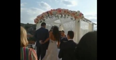 SNIMAK SVADBE HIT U SRBIJI, MATIČARKA PITALA MLADU DA LI PRISTAJE NA BRAK, A ONA SE NEĆKALA: A onda joj je mladoženja ugurao nešto u ruku, PLAČ (VIDEO)