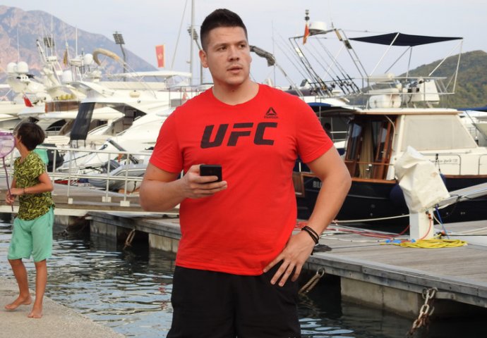 ISPOD PAZUHA DLAKE, FANOVI ZGROŽENI: Sloba objavio sliku djevojke, ISPLIVALA NJENA PORUKA, EVO ŠTA MU JE PORUČILA