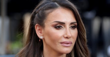 EMINA JAHOVIĆ POKAZALA TRUDNIČKI STOMAK U BIKINIJU: Njena objava usijala Instagram, žene u NEVJERICI!