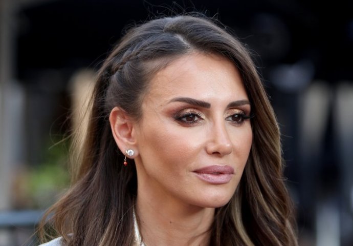 EMINA JAHOVIĆ POKAZALA TRUDNIČKI STOMAK U BIKINIJU: Njena objava usijala Instagram, žene u NEVJERICI!