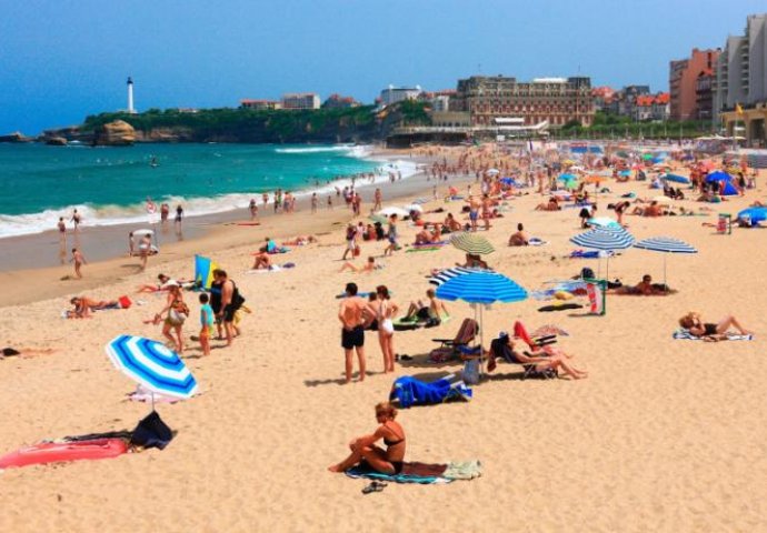 DJEVOJKA SKINULA GAĆICE NA PLAŽI U CRNOJ GORI: Raspalila maštu muškarcima, cijeli region priča o OVOJ SLICI!