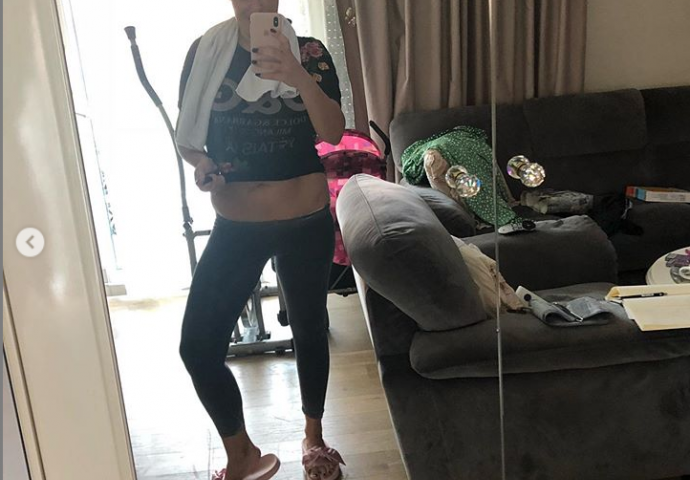 PRVO JE MALO ZAGRNULA MAJICU, A ONDA POKAZALA CIJELI STOMAK: Zatvorila se u kuću i mjesecima vježbala, kad su vidjeli SLJEDEĆU  SLIKU ZANIJEMILI SU!