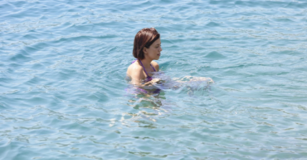 KIJA KOCKAR HVALI SE SAVRŠENIM TIJELOM, A SADA SU JE USLIKALI NA PLAŽI BEZ FILTERA I PHOTOSHOPA: Evo kako izgleda u BIKINIJU, svima oči stale (FOTO)