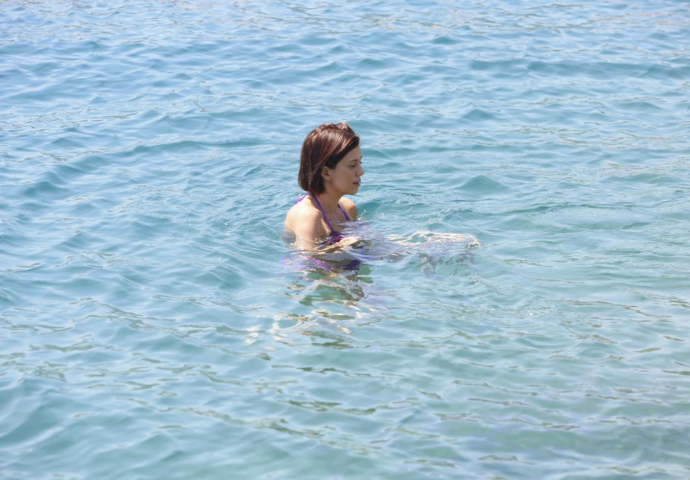 KIJA KOCKAR HVALI SE SAVRŠENIM TIJELOM, A SADA SU JE USLIKALI NA PLAŽI BEZ FILTERA I PHOTOSHOPA: Evo kako izgleda u BIKINIJU, svima oči stale (FOTO)