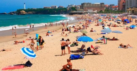 NA PLAŽAMA POSTAVLJENE LEŽALJKE, ČEKAJU SE TURISTI: Evo kako će izgledati KUPANJE OVE GODINE, VELIKE PROMJENE