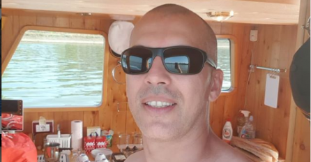 FANOVI PLAČU OD SMIJEHA: Slika TOPALKA sa kosom na glavi, ovo morate vidjeti (FOTO)