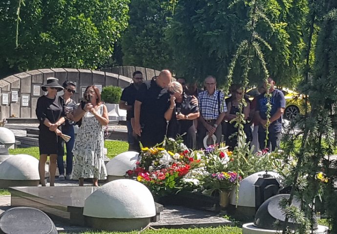 DANAS SE NAVRŠAVA POLA GODINE OD SMRTI ŠABANA ŠAULIĆA: PORODICA SE OKUPILA, A REAKCIJA SUPRUGE GOCE SLAMA SRCE!