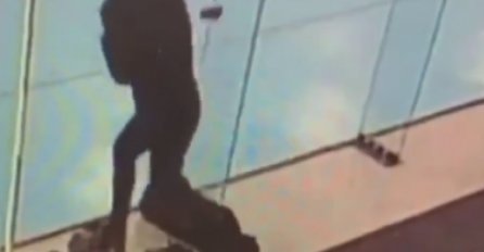 PONIJELO JE! HIT SNIMAK: Djevojka udarala glavom o staklo, tek iz četvrte pogodila izlaz