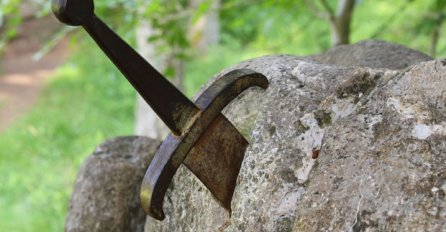 NIJE BAJKA, U VRBASU PRONAĐEN MAČ U KAMENU: Kad su mu ronioci prišli, OTKRILI SU NEŠTO ZAPANJUJUĆE!