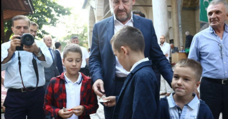 IZETBEGOVIĆ I DŽAFEROVIĆ DIJELILI BAJRAM BANKU DJECI U SARAJEVU: Kad su vidjeli koju novčanicu im daje, KOMENTARI SE USIJALI!