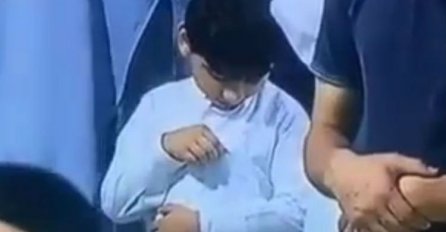 NIJE SE MOGAO STRPITI: Dok je klanjao provjerio bajramluk, a reakcija će vam popraviti dan (VIDEO)