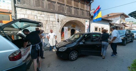 Tone kurbanskog mesa i stotine građana pred Narodnom kuhinjom u Sarajevu