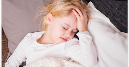 DOŽIVJELA TOPLOTNI UDAR, A NIJE NI IZAŠLA IZ SOBE: Pokušavala da probudi kćerkicu 20 minuta, ali malena JE LEŽALA BESPOMIČNA (FOTO)