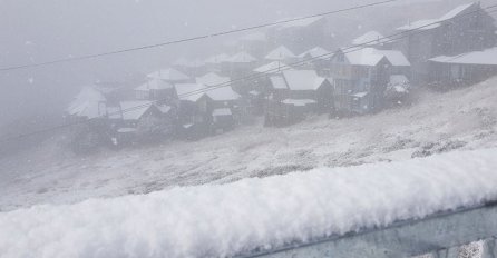 LJUDI SE SMRZAVAJU, PAO SNIJEG U JUGOISTOČNOM DIJELU ZEMLJE, IZDATO VANREDNO UPOZORENJE: Vjetar i mraz prave žestoke probleme, SAOBRAĆAJ OTEŽAN!