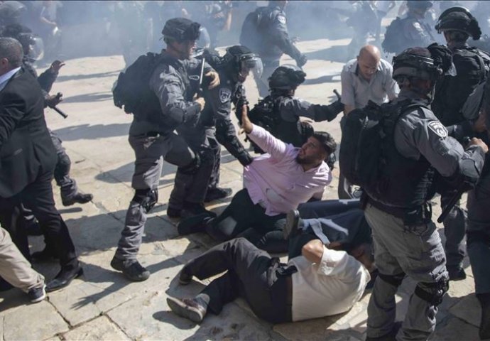U sukobu s izraelskom policijom u kompleksu džamije Al-Aksa povrijeđeno 37 Palestinaca