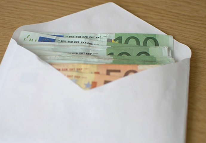 “Danas sam u autobusu pronašla kovertu u kojoj je bilo koliko sam mogla na brzinu prebrojati oko 10.000 eura”