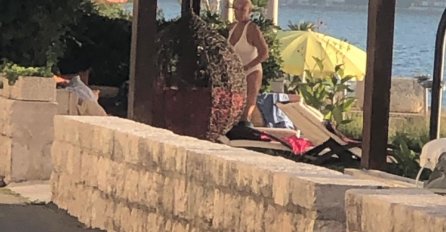 LEPA BRENA USLIKANA NA JEDNOJ PRIVATNOJ PLAŽI: Sunčala se, a kada je ustala IMALI SMO ŠTA DA VIDIMO! (FOTO)