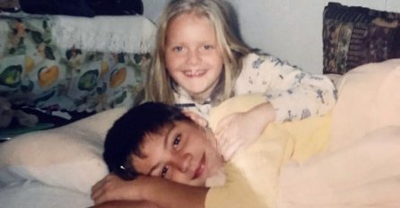 DANAS IMA NAJLJEPŠI OSMIJEH NA ESTRADI: Nema šanse da prepoznate PJEVAČA na fotografiji iz djetinjstva?