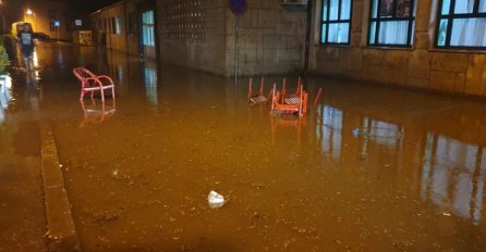 NEZAPAMĆENO NEVRIJEME, HAOS U CENTRU GRADA: Nakon kiše izlila se kanalizacija, NOSILA SVE PRED SOBOM, voda ušla u objekte, VATROGASCI  NA TERENU (VIDEO)