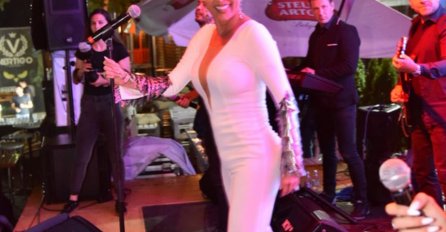 CECA IZNENADILA FANOVE SLIKOM: Pjevačica u potkošulji i kratkom šorcu leži na stolu, A NA NJOJ... (FOTO)