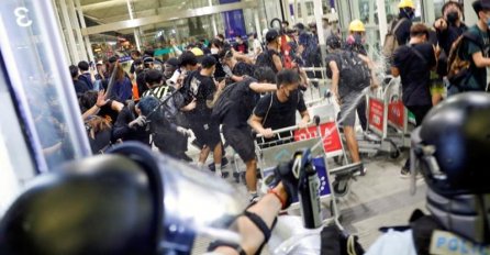 KRIZA U HONG KONGU IZMAKNULA JE KONTROLI: Trump tvrdi kako je kineska vojska stigla na granicu - Hoće li Peking silom sprečavati pobunu koja se pretvara u "narančastu revoluciju"?