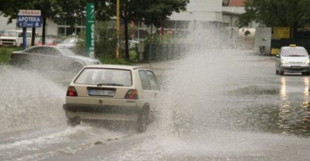 JAKO NEVRIJEME UNIŠTILO CIJELO PODRUČJE, GRAD SVE POVALJAO: Ledena kiša SVE UNIŠTILA (VIDEO)