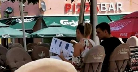 SJELA JE U KAFIĆ SA DEČKOM, POGLEDAJTE ŠTA DRŽI U RUCI: Oblit će vas HLADAN znoj!