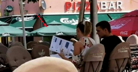 SCENA IZ BIH DO SUZA NASMIJALA BALKAN: Sjela je sa dečkom u kafić, a dobro pogledajte ŠTA DRŽI U RUCI - obliće vas HLADAN ZNOJ