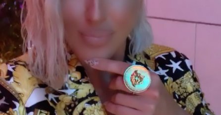 JELENA OBJAVILA SNIMAK KAKO PLEŠE I UVIJA SE, ALI JOJ JE PROMAKAO JEDAN DETALJ: Slučajno je snimila kamerom, KO OVO SJEDI PORED NJE? (FOTO)