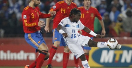 IZNENADNI SRČANI UDAR I VELIKA TRAGEDIJA: Preminuo fudbaler u 37. godini, navijači u šoku donose cvijeće ispred stadiona