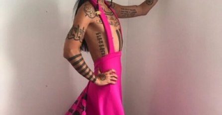 BOŽO VREĆO ZASJENIO SVE NA OTVARANJU SARAJEVO FILM FESTIVALA: Pojavio se u rozoj haljinu, kad vidite DONJI DIO, PAMET ĆE VAM STATI!