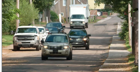 "Prije dosta godina, kada sam još samo bila klinka ,vraćala sam se sa drugaricom iz škole. Na pola puta smo primjetile neki automobil kako sporo ide za nama. U tom trenutku je stao pored nas i otvorio se prozor"