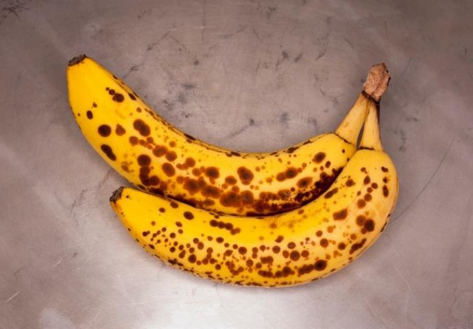 JESTE LI SE IKADA ZAPITALI: Evo šta se desi kada pojedete bananu sa CRNIM MRLJAMA!