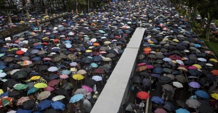 Stotine hiljada ljudi na ulicama Hong Konga