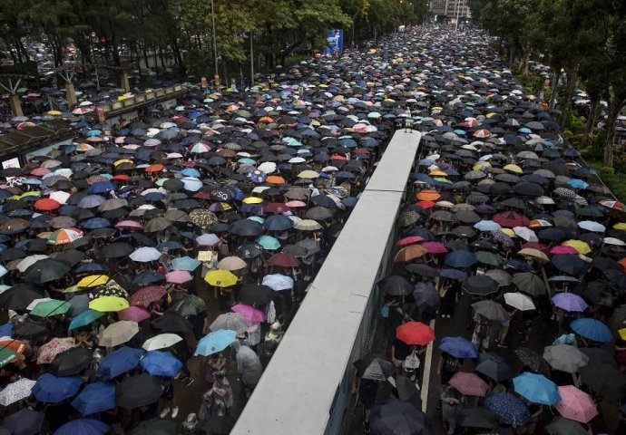 Stotine hiljada ljudi na ulicama Hong Konga