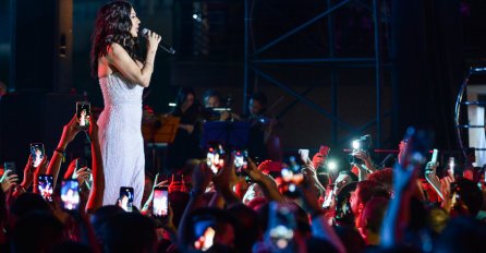 MISLIO JE DA GA NIKO NE VIDI, CECA NASTUPILA SINOĆ U BUDVI U PROVOKATIVNOJ HALJINI: A tek da vidite ko je bio na bini odmah iza njenih leđa, USLIKAN! (FOTO)