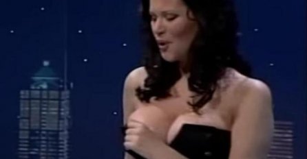 Ona ima NAJVEĆE PRIRODNE GRUDI na estradi! A sada se skinula u KUPAĆI - muškarci u transu! (FOTO)