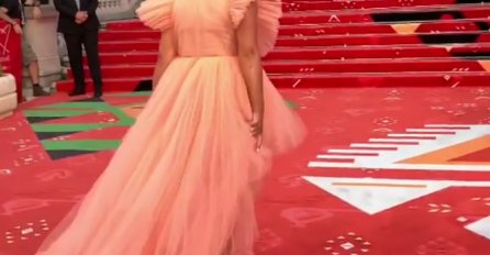 Ona je supruga BOSANSKOG BEKAMA, kupa se u novcu, a sinoć su sve oči bile uprte samo u nju: Nosila je NAJLJEPŠU HALJINU i pokazala PREDUBOOOOOK DEKOLTE