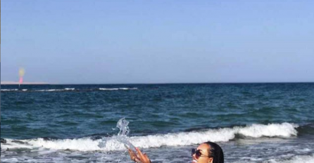 ANA KORAĆ USLIKANA U BIKINIJU, OVO SU SVI ČEKALI: Pozirala na plaži, a on je slikao, EVO KAKO ZAISTA IZGLEDA (FOTO)