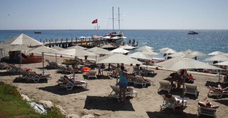 SRPKINJE ČEKALE POLA SATA DA IM KONOBAR U CRNOJ GORI PRIĐE: Kad je došao, napale su ga, a onda su dobile odgovor zbog kojeg su PROPALE U ZEMLJU od sramote!