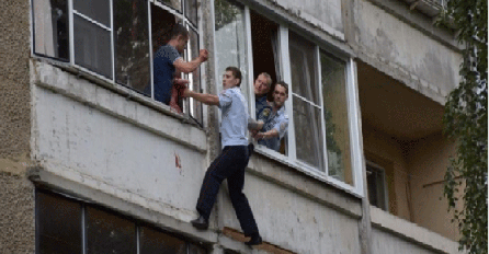 (VIDEO) Prijetio da će s trećeg sprata baciti bebu, a ono što je HRABRI POLICAJAC uradio ostavit će vas bez TEKSTA!