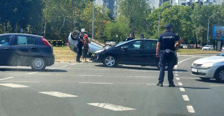 STRAVIČNA NESREĆA U CENTRU GRADA: Automobil se prevrnuo na krov, POLICIJA NA LICU MJESTA! (FOTO)