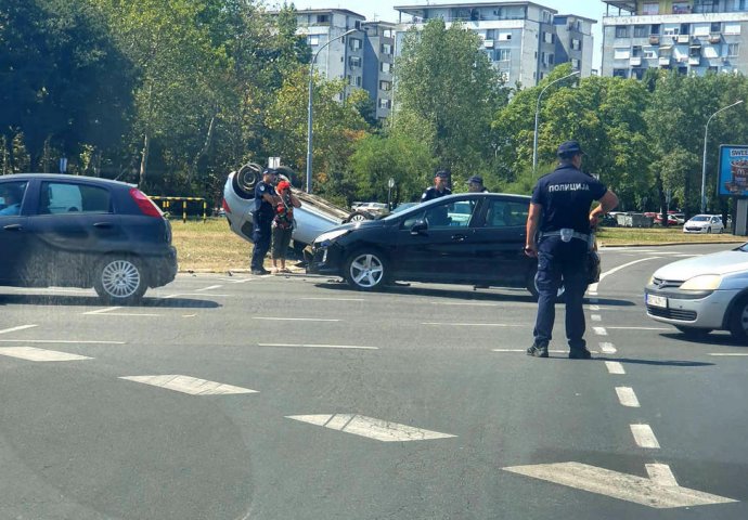 STRAVIČNA NESREĆA U CENTRU GRADA: Automobil se prevrnuo na krov, POLICIJA NA LICU MJESTA! (FOTO)