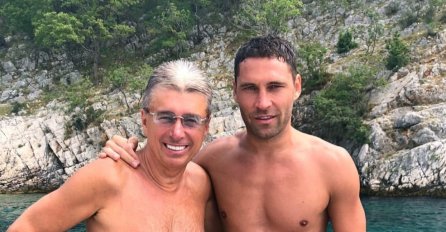 DUŠKO SE SLIKAO SA POPOVIĆEM NA JAHTI, A KAD SE OKRENUO UGLEDAO JE JELENU U OVOM IZDANJU: Kupaći jedva da pokriva, ovaj prizor SE NE ZABORAVLJA (FOTO)