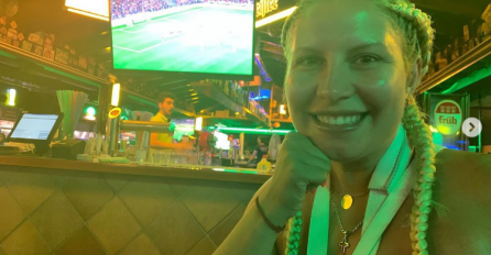 DEA ĐURĐEVIĆ OTIŠLA SA DEČKOM U ŠPANIJU, A ONDA JE USLIKALA SVOJU RUKU IZBLIZA: Ne želi da krije, evo kako ZAISTA IZGLEDA, JEDAN DETALJ JE SVE POTRESAO! (FOTO)