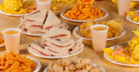 "OVO JE PONIŽENJE, SAD BIH JOJ VRATILA KESU": Pravila je sinu 1. rođendan, a kad je vidjela POKLON OD KOMŠINICE, DOŠLO JOJ ZLO! 