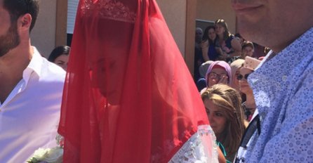 Žene RONE SUZE i gledaju ovu svadbu u Crnoj Gori: Pogledajte FRAJERA KOJI VODI MLADU, garantovano ostajete bez teksta